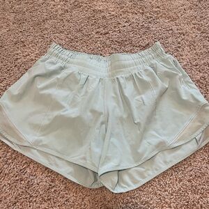 Lululemon Hotty Hot Shorts 4’ size 6